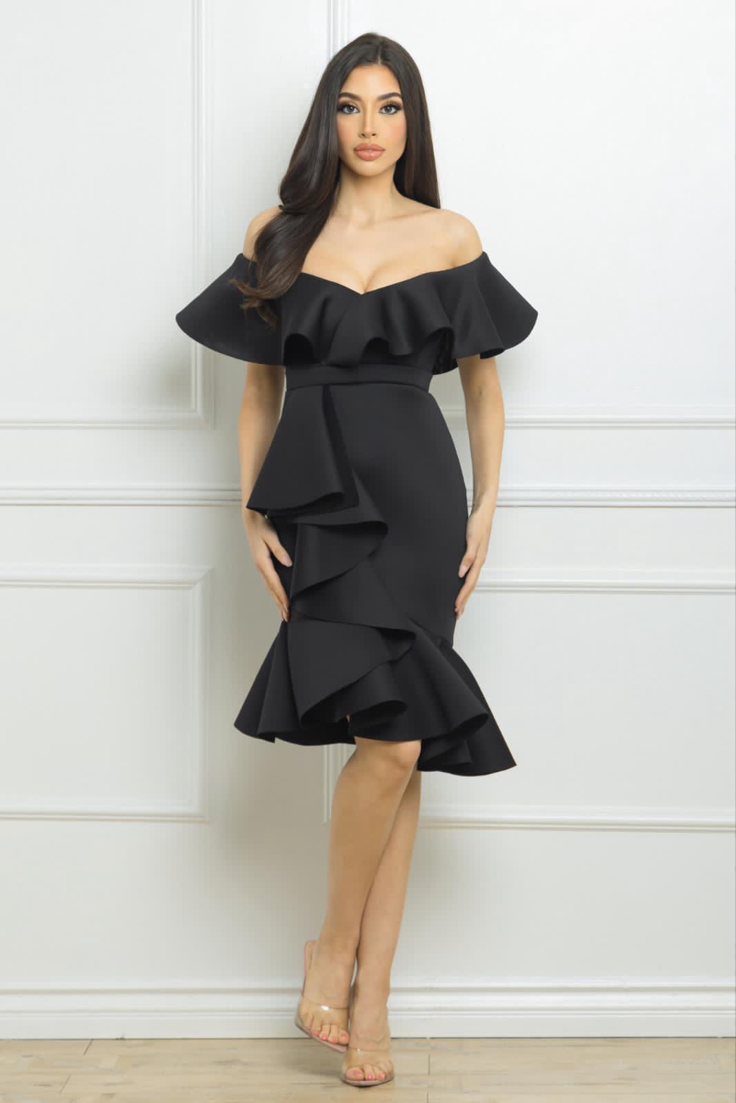 VESTIDO COCKTAIL HOMBROS AFUERA Y RUCHA