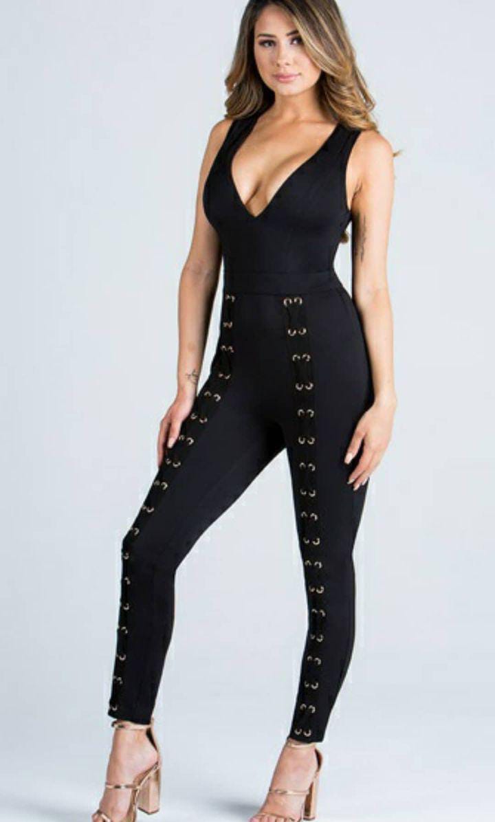 JUMPSUIT NEGRO DE AGUJETAS CRUZADAS