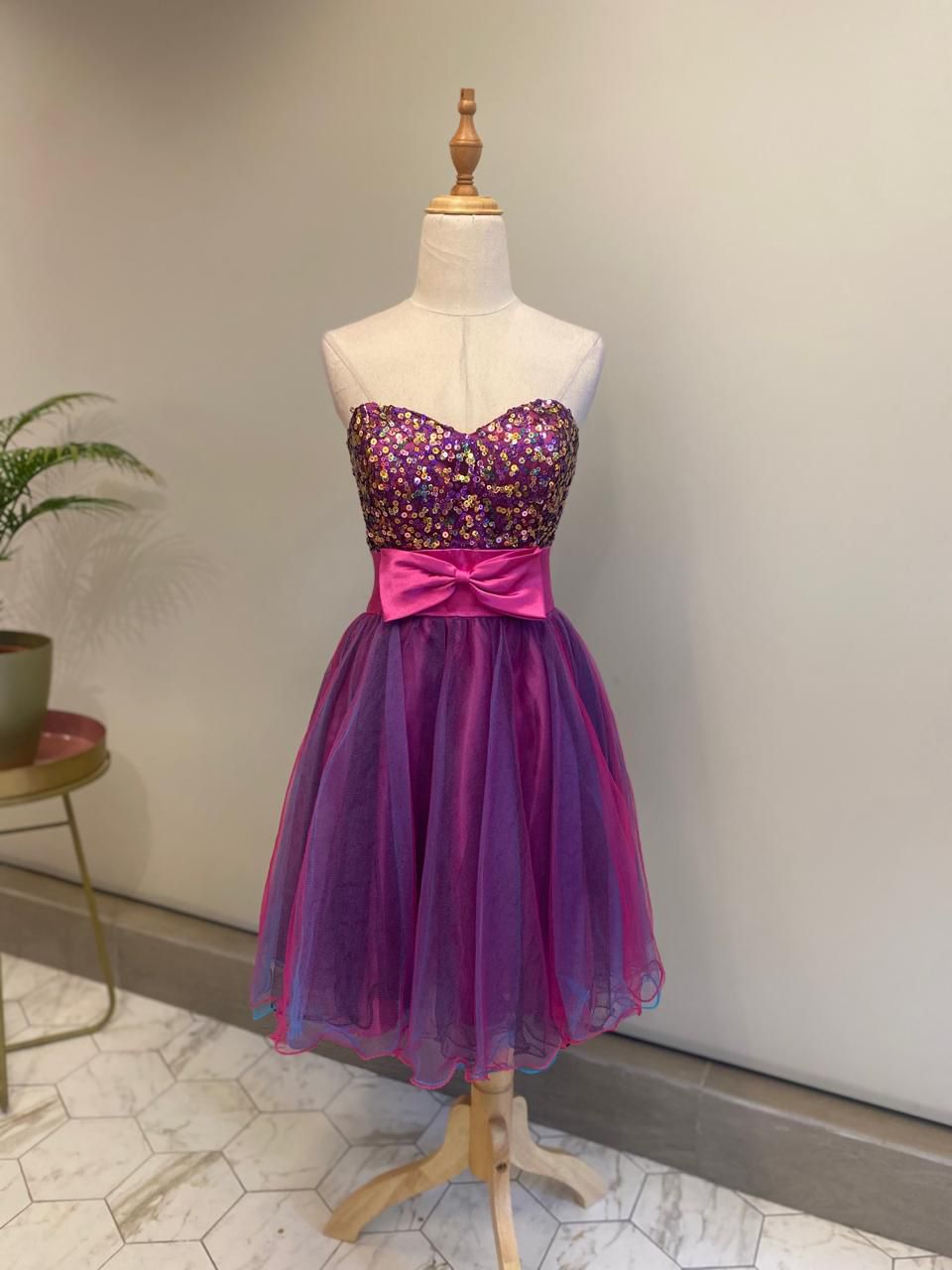 VESTIDO CORTO BRILLO MORADO CON LAZO