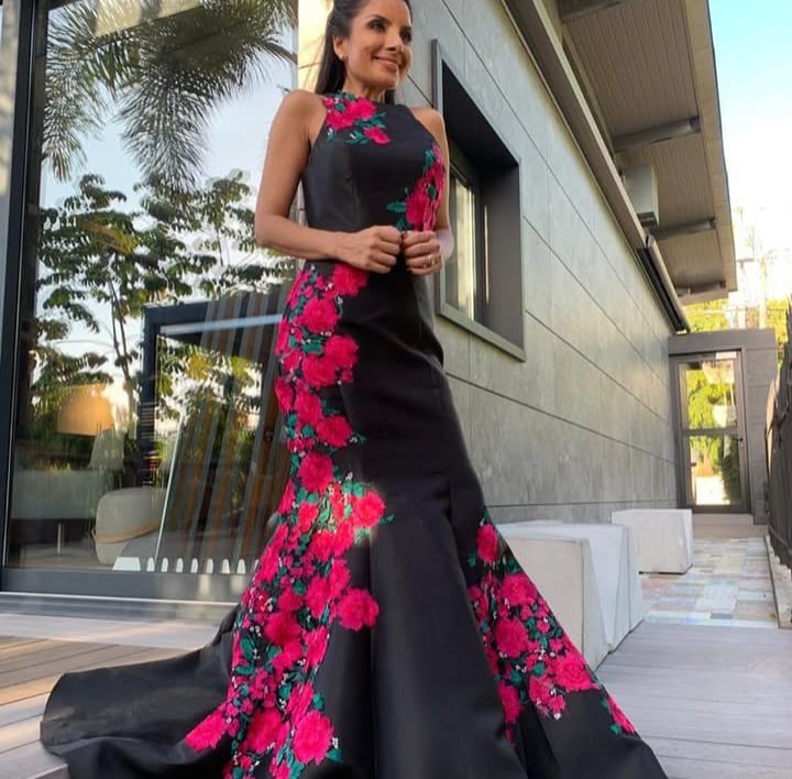 SET TOP Y FALDA LARGA CON ESTAMPADO DE ROSAS