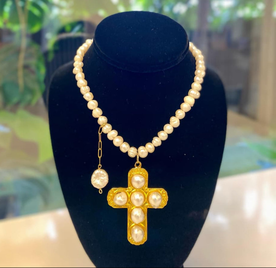 COLLAR DE CRUZ Y PERLAS