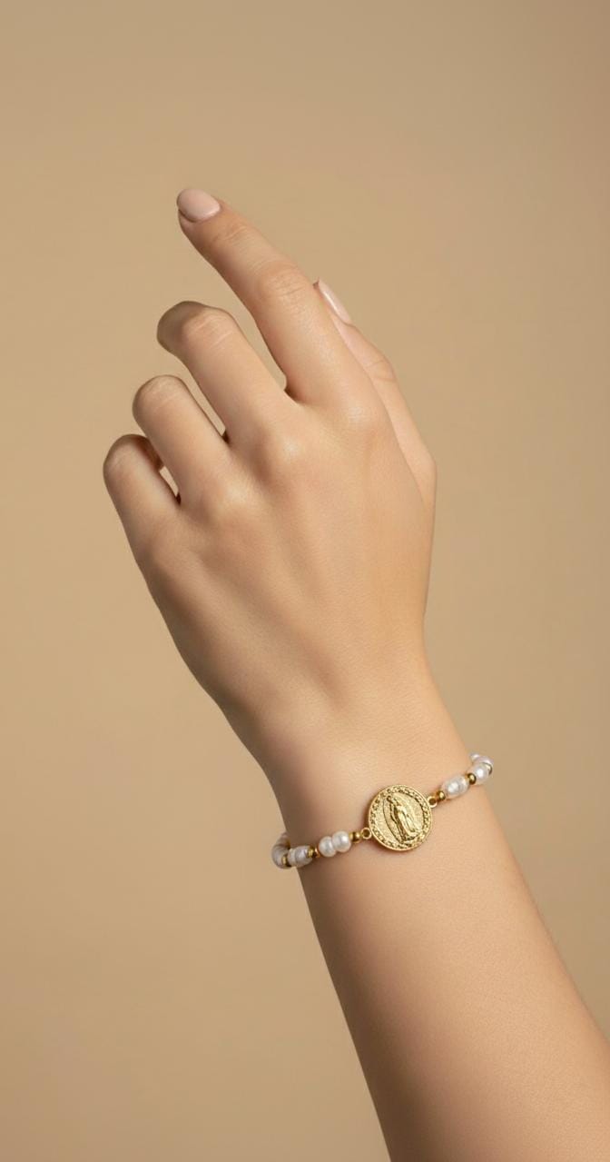 PULSERA PERLAS BLANCA Y DORADA DIJE VIRGEN