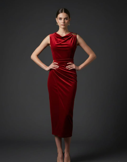 VESTIDO LARGO DE TERCIOPELO ROJO CON DETALLES DORADOS