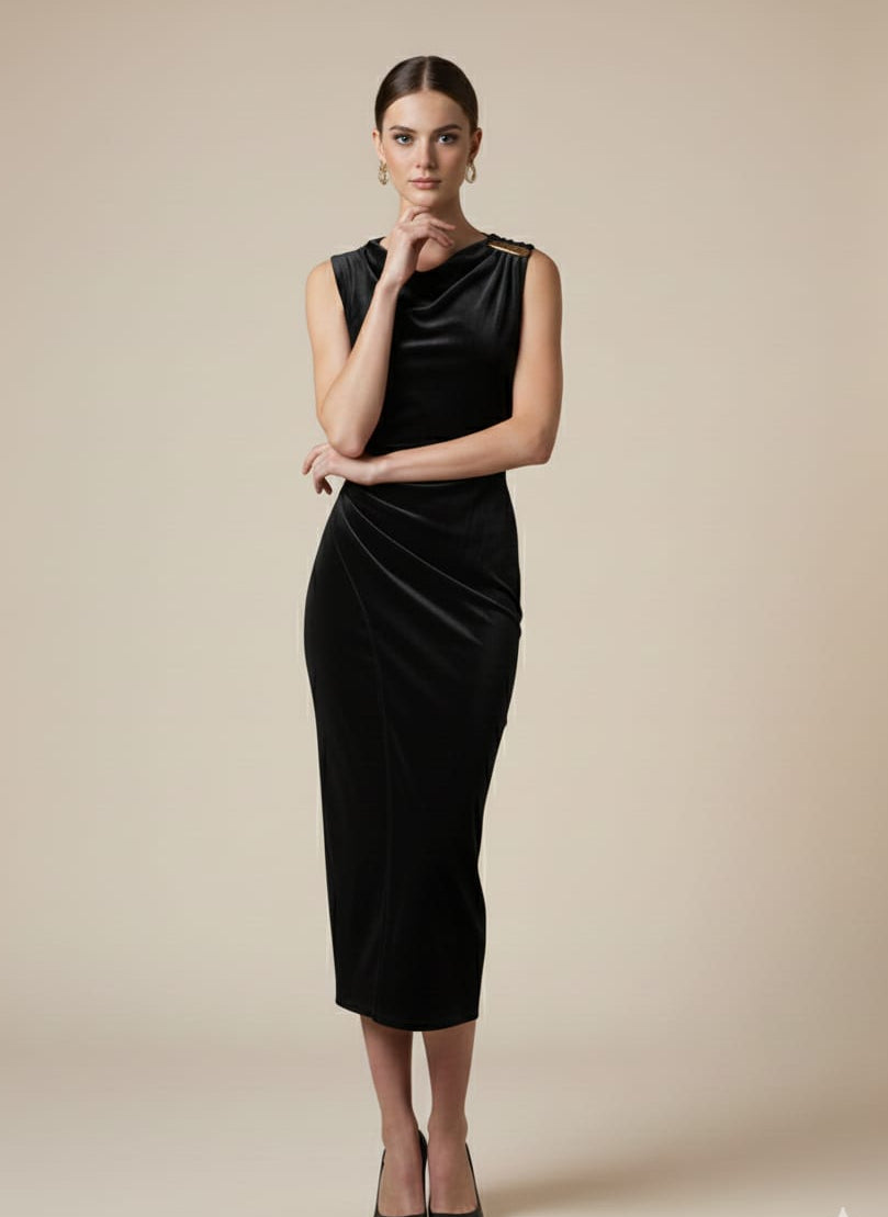 VESTIDO LARGO DE TERCIOPELO NEGRO CON DETALLES DORADOS