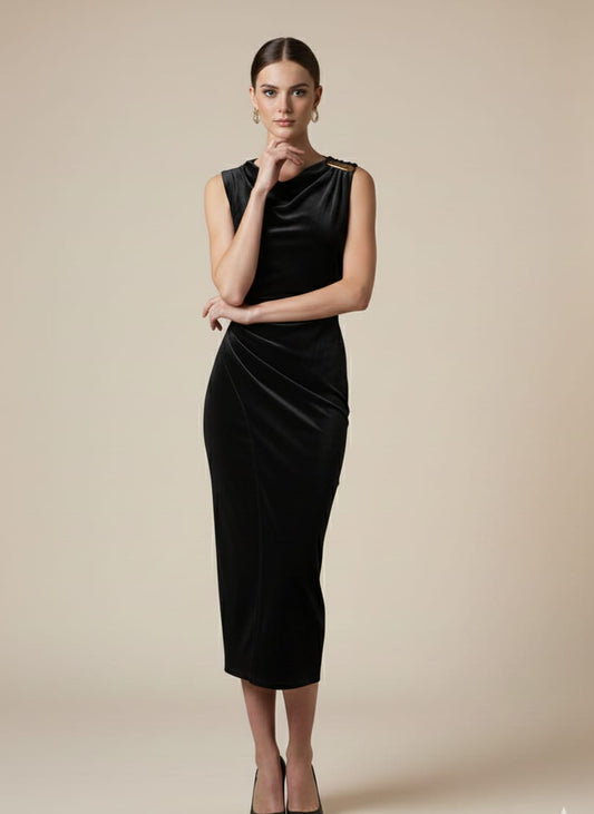 VESTIDO LARGO DE TERCIOPELO NEGRO CON DETALLES DORADOS