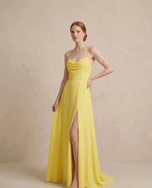VESTIDO LARGO AMARILLO CON ESCOTE DRAPEADO Y ABERTURA LATERAL