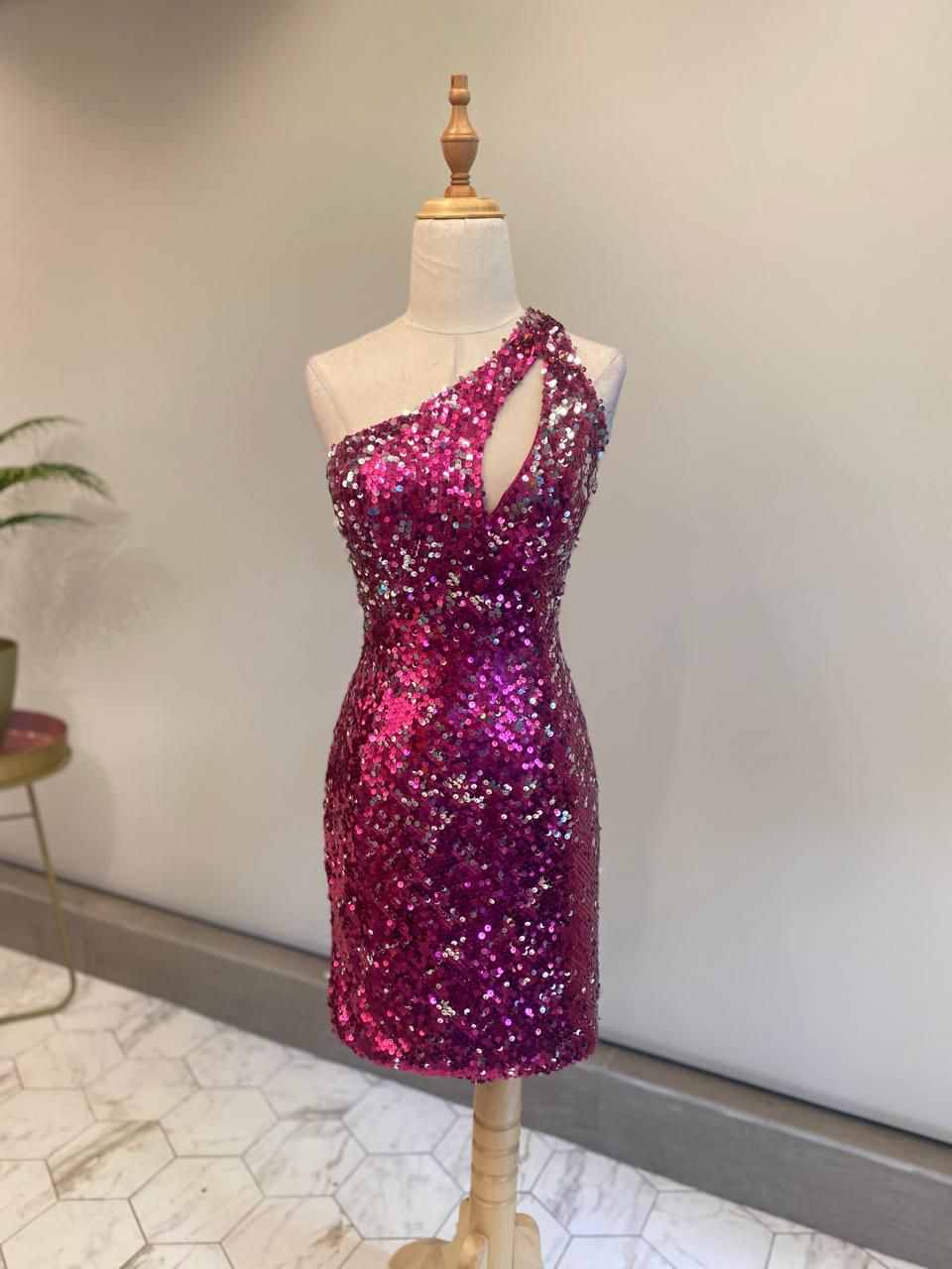 VESTIDO CORTO FUCSIA BRILLO