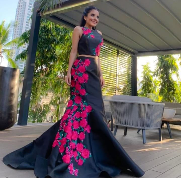 SET TOP Y FALDA LARGA CON ESTAMPADO DE ROSAS