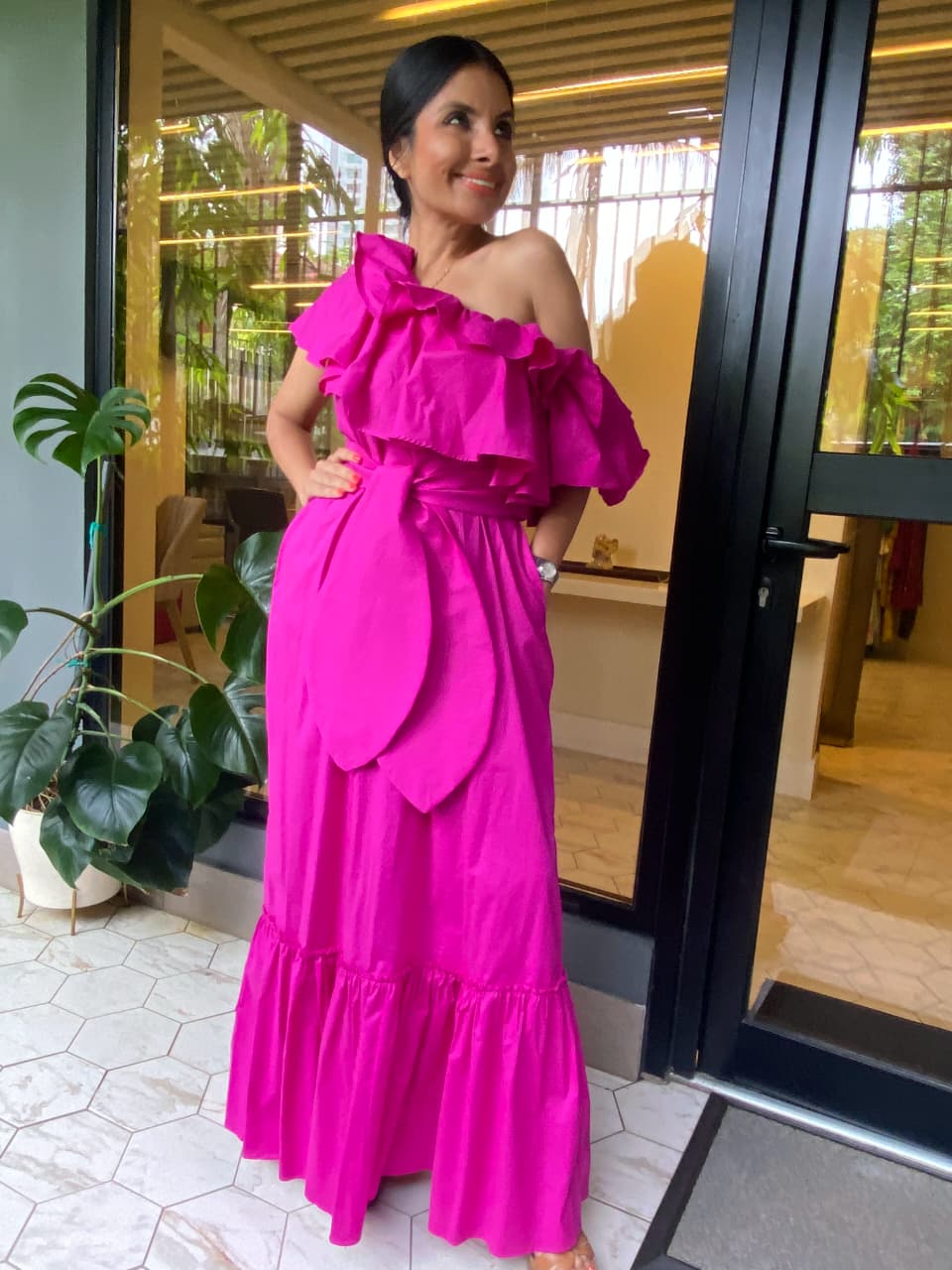 VESTIDO LARGO ONESHOULDER FUCSIA