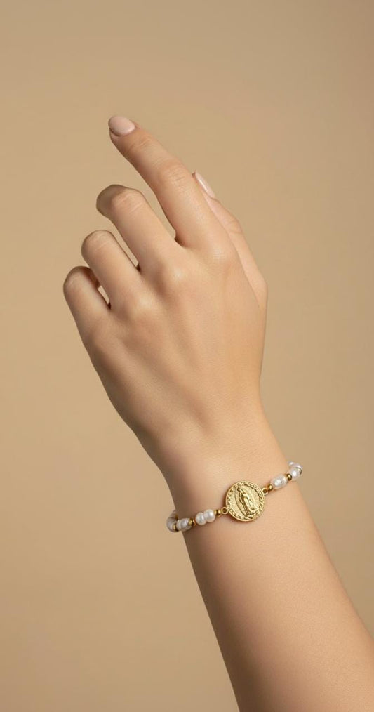 PULSERA PERLAS BLANCA Y DORADA DIJE VIRGEN