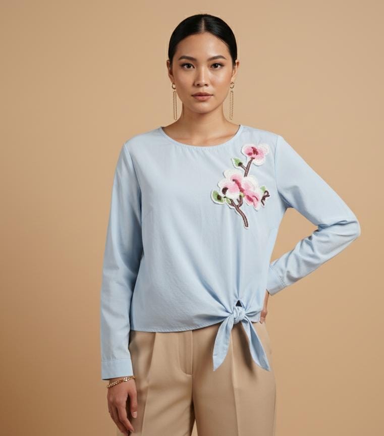 BLUSA CELESTE MANGA LARGA DETALLE FLOR